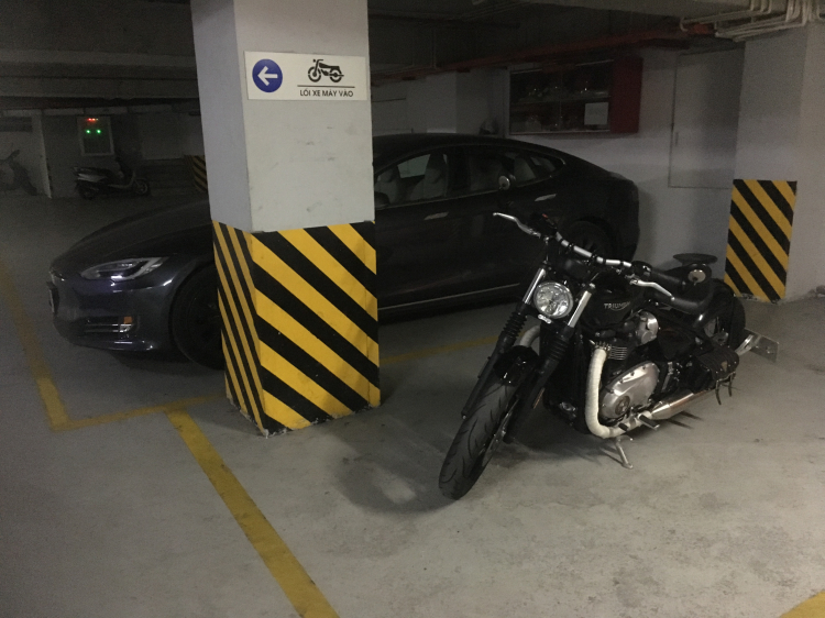 Mấy anh mê gái, còn mình mê cả gái lẫn moto Mấy anh mê gái, còn mình mê cả gái lẫn moto