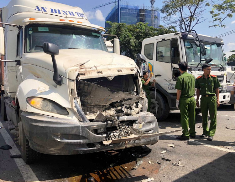 Tai nạn liên hoàn giữa 5 ôtô trên Xa lộ Hà Nội khiến 2 người thương vong