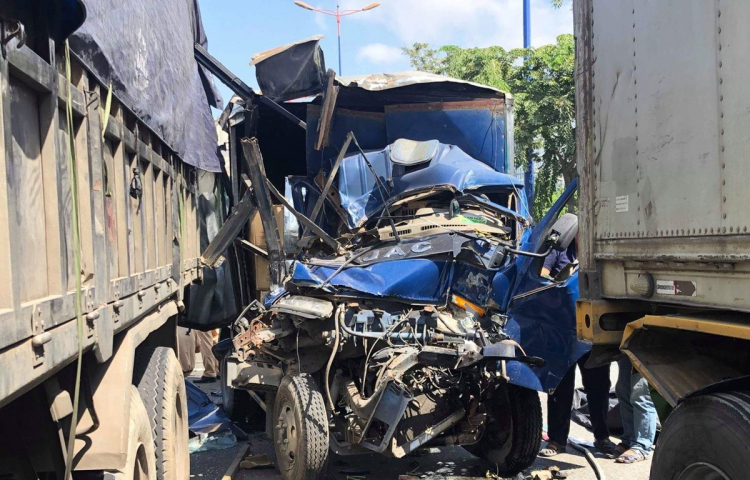Tai nạn liên hoàn giữa 5 ôtô trên Xa lộ Hà Nội khiến 2 người thương vong