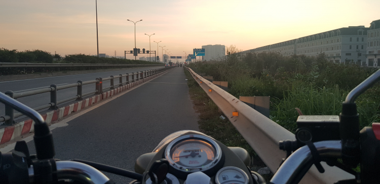 Mấy anh mê gái, còn mình mê cả gái lẫn moto Mấy anh mê gái, còn mình mê cả gái lẫn moto