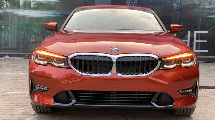 Cận cảnh BMW 330i Sport Line có giá rẻ hơn 200 triệu so với 330i M Sport