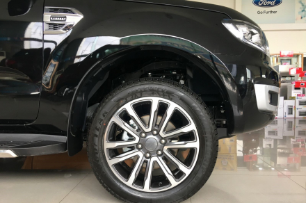 ford-everest o to du lịch.jpg