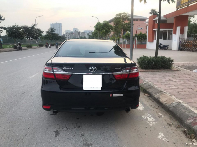 Cần tiền gấp bán Camry 2.5Q 12/2018 biển SG. Xe màu đen