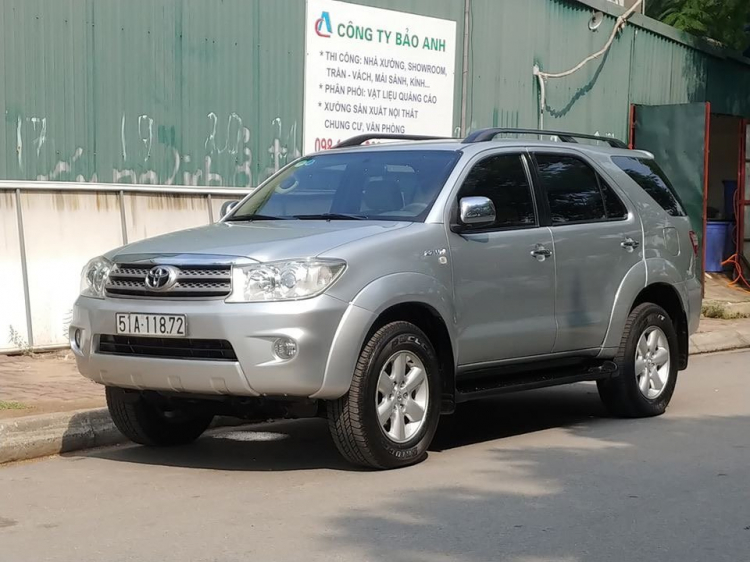 bán fortuner V 2011 màu bạc