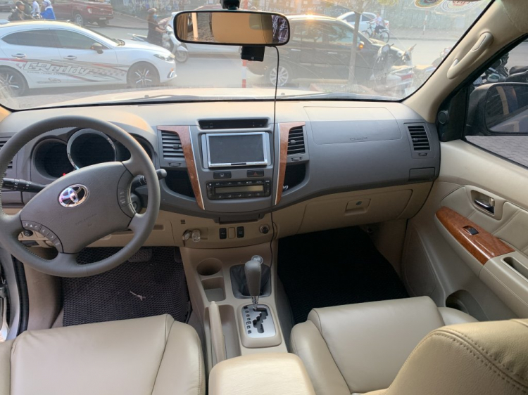 bán fortuner V 2011 màu bạc