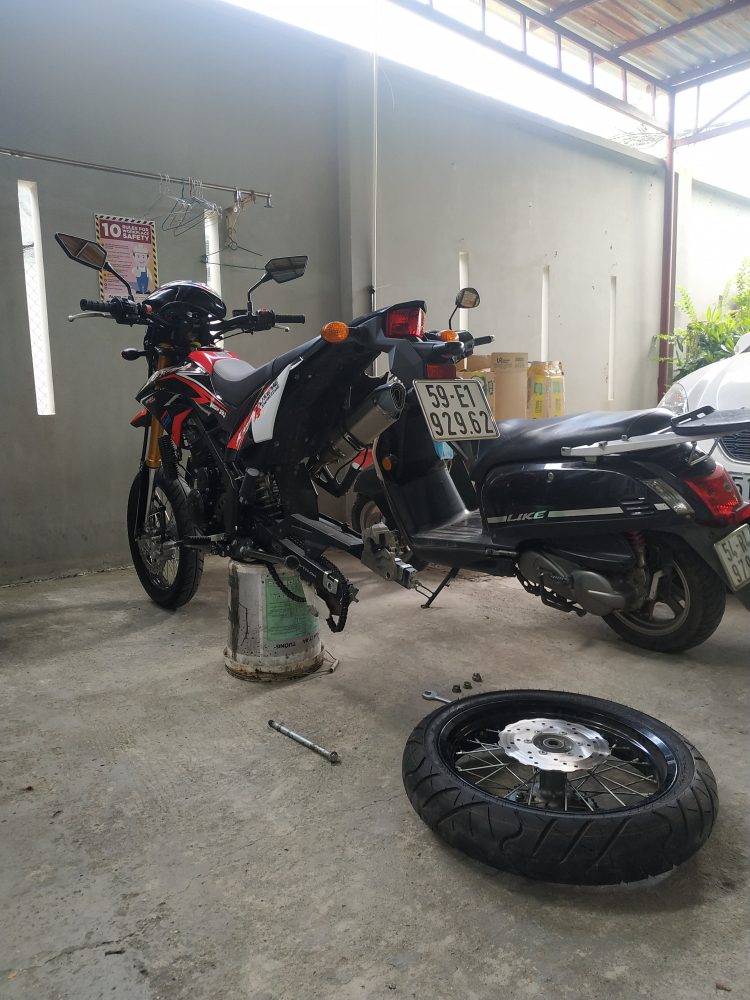 Mấy anh mê gái, còn mình mê cả gái lẫn moto Mấy anh mê gái, còn mình mê cả gái lẫn moto