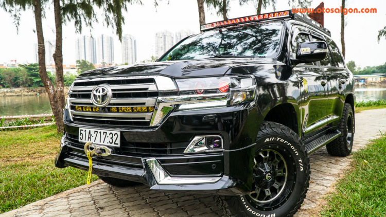 Cận cảnh Land Cruiser 2013 độ gói facelift 2019 cực ngầu tại Sài Gòn