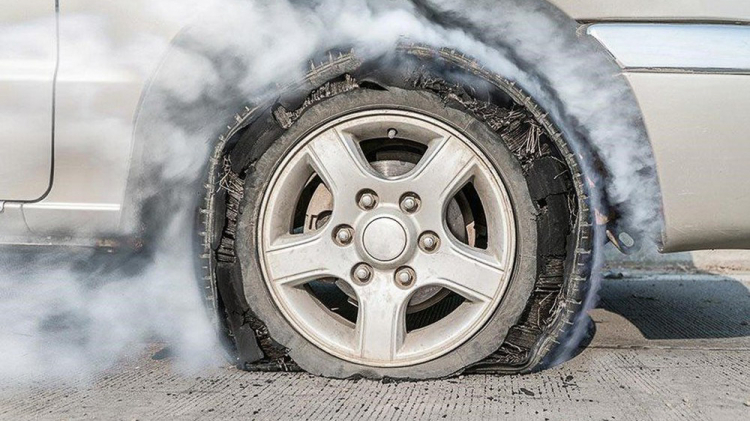 Cách xử lý khi nổ lốp xe trên đường