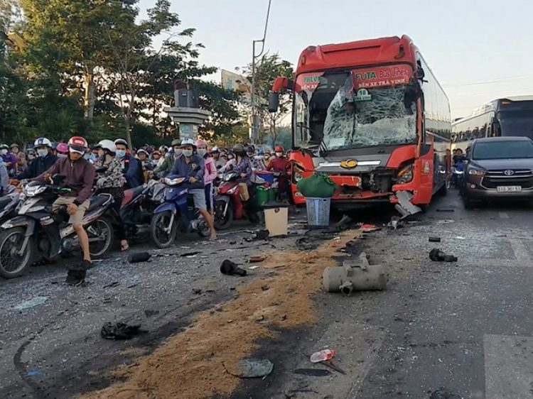 TPHCM: Xe Phương Trang tông ô tô 29 chỗ đang dừng đèn đỏ, nhiều hành khách bị thương