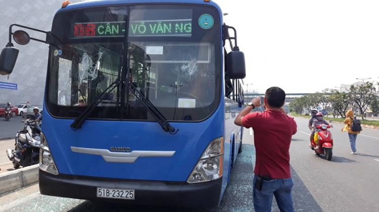Côn đồ cầm hung khí đập nát xe buýt giữa ban ngày, nhiều hành khách hoảng loạn tháo chạy
