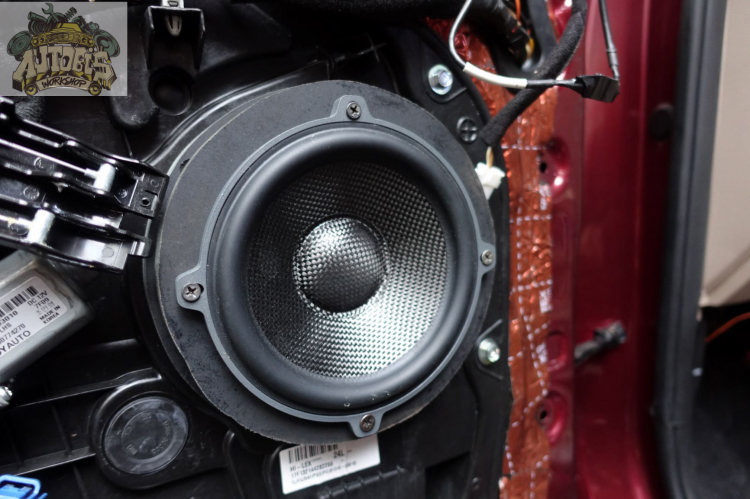Cách âm cho Hyundai Tucson và nâng cấp hệ thống âm thanh.