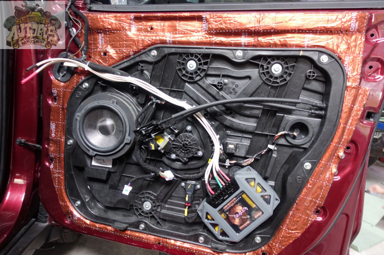 Cách âm cho Hyundai Tucson và nâng cấp hệ thống âm thanh.