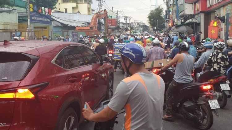 "Lô cốt” bủa vây, nhiều tuyến đường TP.HCM ùn tắc nghiêm trọng