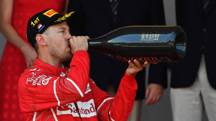 Đây là cách mà các tay đua F1 uống nước và….”tháo nước” trong một chặng đua