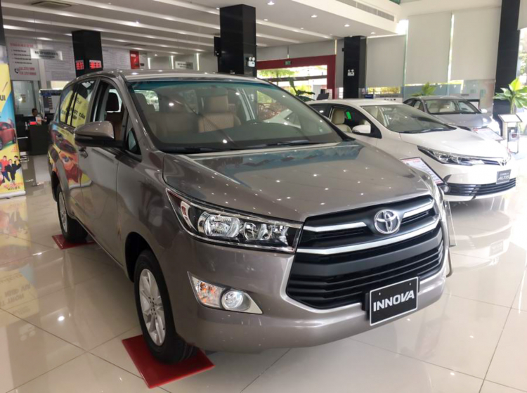 Toyota Innova giảm giá trăm triệu: Chênh 50 triệu chọn Xpander hay Innova?