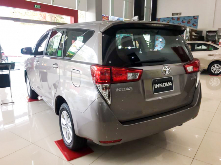 Toyota Innova giảm giá trăm triệu: Chênh 50 triệu chọn Xpander hay Innova?