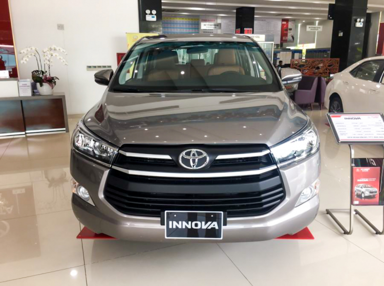 Toyota Innova giảm giá trăm triệu: Chênh 50 triệu chọn Xpander hay Innova?