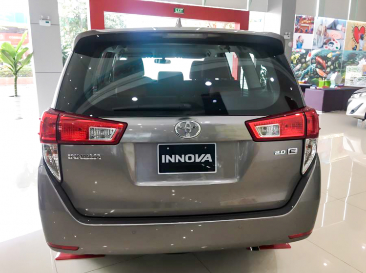 Toyota Innova giảm giá trăm triệu: Chênh 50 triệu chọn Xpander hay Innova?