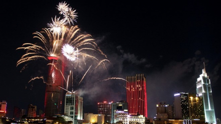 phao-hoa-tu-pho-di-bo-Nguyen-Hue-10.jpg