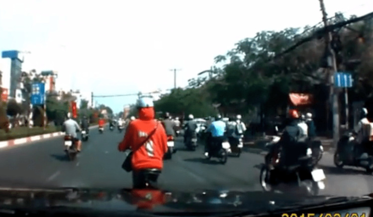 Cô gái trong bộ đồ đỏ