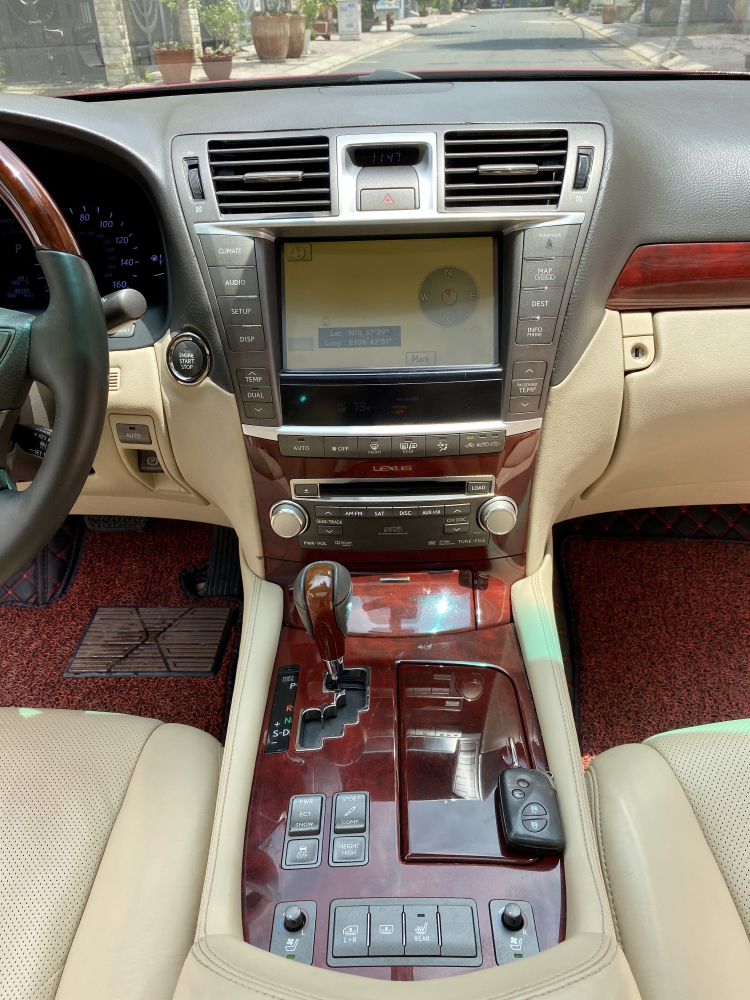 Bán Lexus LS460L, model 2011, màu đỏ nội thất kem.