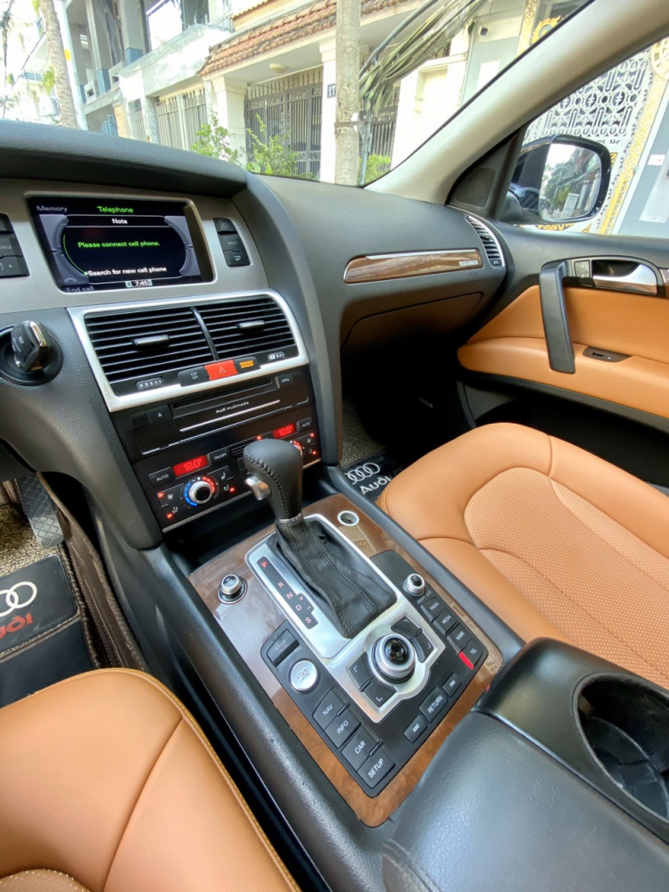 Bán Audi Q7 sản xuất 2010 3.0 Quattro, máy thế hệ mới, màu đen nội thất nâu.