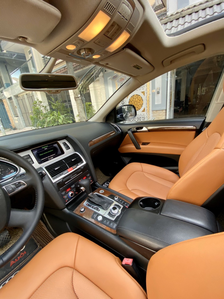 Bán Audi Q7 sản xuất 2010 3.0 Quattro, máy thế hệ mới, màu đen nội thất nâu.