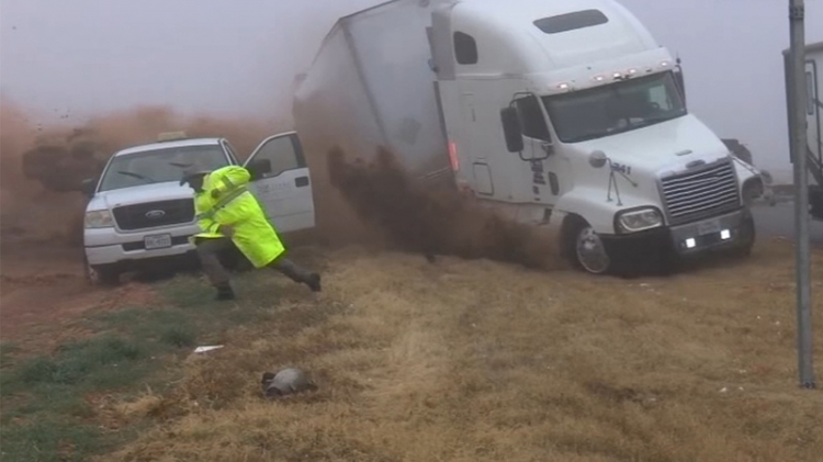 Khoảnh khắc xe container mất lái lao vào đội cứu hộ trong một vụ tai nạn ở Texas