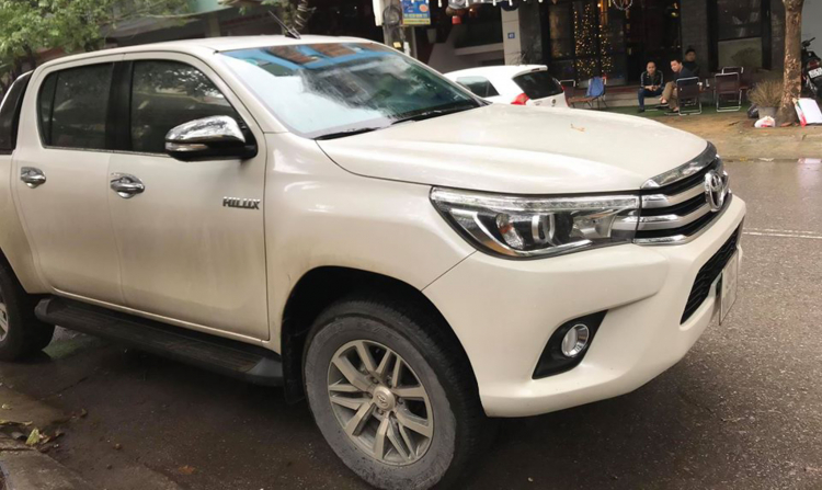 Thợ Việt độ bán tải Toyota Hilux theo phong cách Lexus LX570