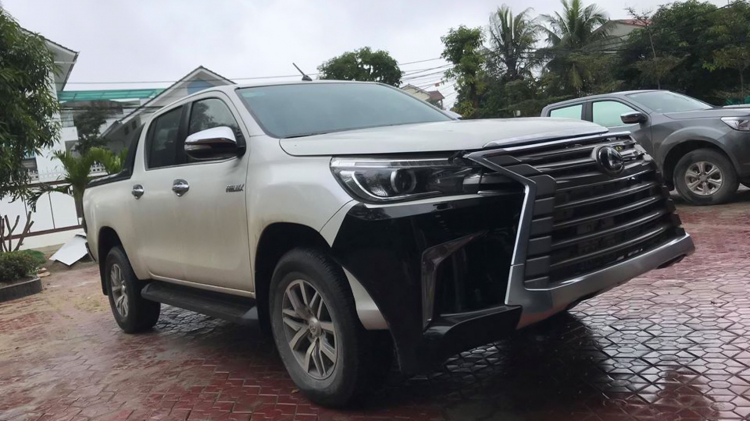 Thợ Việt độ bán tải Toyota Hilux theo phong cách Lexus LX570