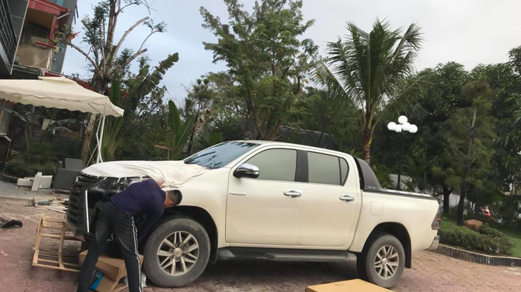 Thợ Việt độ bán tải Toyota Hilux theo phong cách Lexus LX570