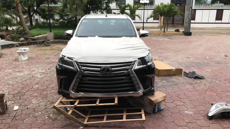 Thợ Việt độ bán tải Toyota Hilux theo phong cách Lexus LX570