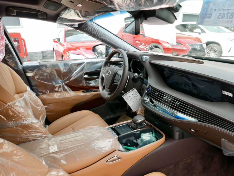 Cận cảnh Lexus LS500h phiên bản kỷ niệm 30 năm có giá 7,83 tỷ
