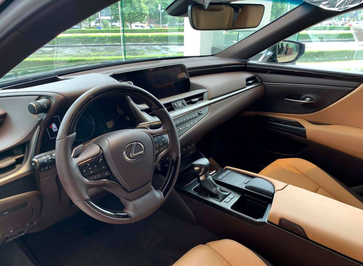 Cận cảnh Lexus ES 250 2020 có giá 2,54 tỷ đồng: cao hơn E 250 và 520i