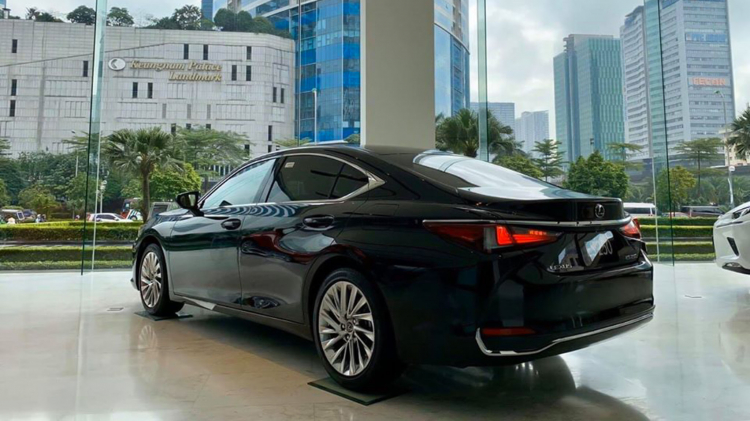 Cận cảnh Lexus ES 250 2020 có giá 2,54 tỷ đồng: cao hơn E 250 và 520i