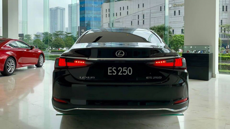 Cận cảnh Lexus ES 250 2020 có giá 2,54 tỷ đồng: cao hơn E 250 và 520i