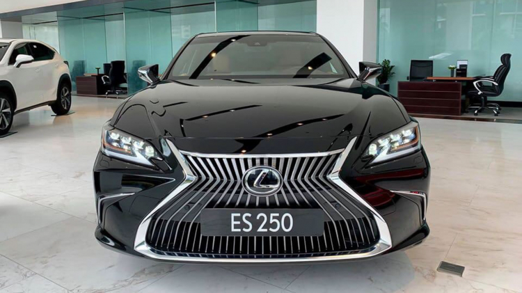Cận cảnh Lexus ES 250 2020 có giá 2,54 tỷ đồng: cao hơn E 250 và 520i