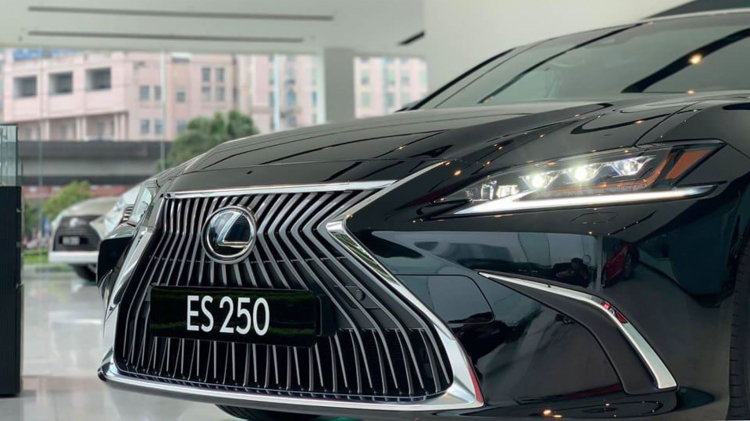 Cận cảnh Lexus ES 250 2020 có giá 2,54 tỷ đồng: cao hơn E 250 và 520i
