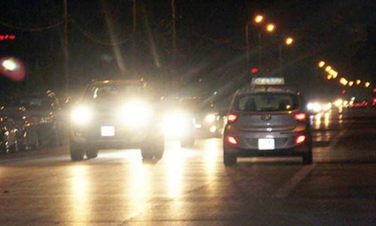 Chú ý: Đã có mức phạt mới cho hành vi lái xe dùng đèn pha trong đô thị