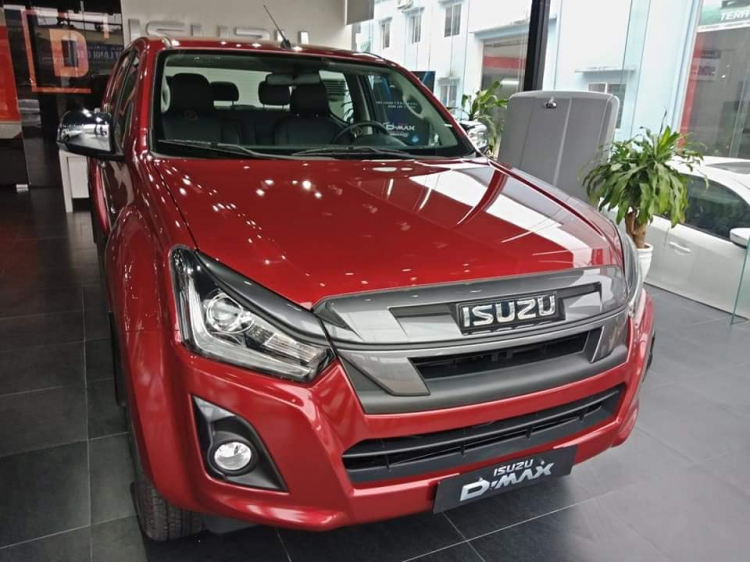 Isuzu giảm gần 200 triệu xả hàng mu-X và D-Max, Toyota giảm giá Altis, Innova