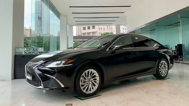 Chọn Lexus ES 250 2020 nhập khẩu hay Mercedes-Benz E 200 Sport lắp ráp trong tầm giá 3 tỷ?