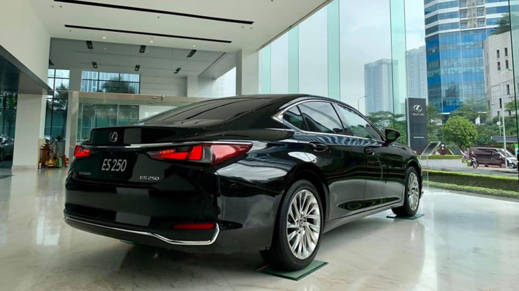 Chọn Lexus ES 250 2020 nhập khẩu hay Mercedes-Benz E 200 Sport lắp ráp trong tầm giá 3 tỷ?