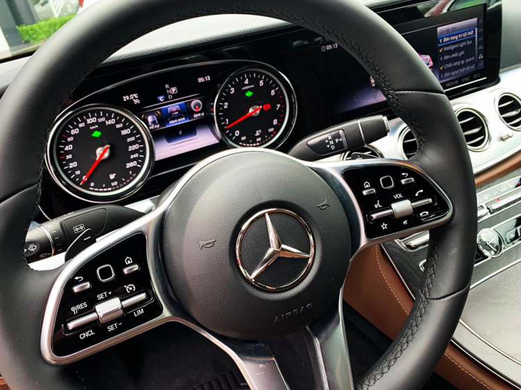Chọn Lexus ES 250 2020 nhập khẩu hay Mercedes-Benz E 200 Sport lắp ráp trong tầm giá 3 tỷ?