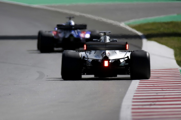 Vì sao xe đua F1 không có đèn phanh?
