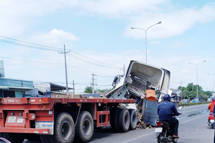 KINH HOÀNG CUỘN THÉP ĐÈ NÁT ĐẦU XE CONTAINER, TÀI XẾ MAY MẮN THOÁT NẠN.