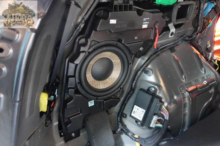 Nâng cấp âm thanh cho Hyundai Santafe 2019 với sub zin theo xe.