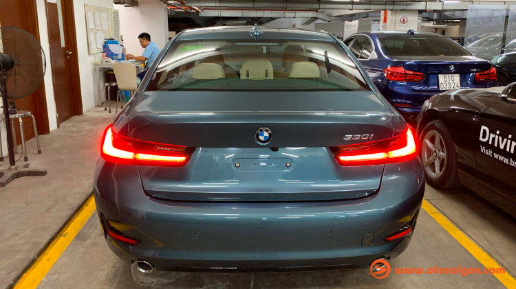 Cận cảnh BMW 330i Sport Line màu xanh Blue Ridge Mountain đặc biệt có giá 2,189 tỷ đồng