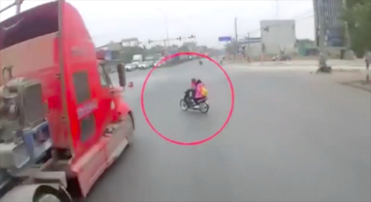 Video: Tài xế phanh cháy đường cứu hai mẹ con đi xe máy tạt đầu container