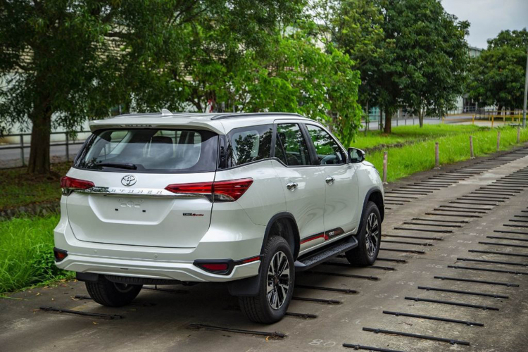 Bắt gặp Toyota Fortuner facelift chạy thử tại Thái Lan, sắp ra mắt