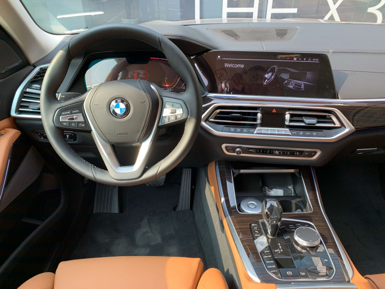 BMW X5 tại Việt Nam được nâng cấp cần số pha lê, giá vẫn 4,2 tỷ đồng